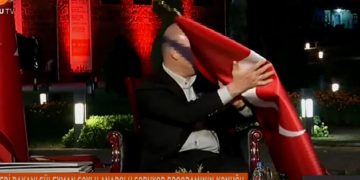 Süleyman Soylu’nun kafasına bayrak düştü