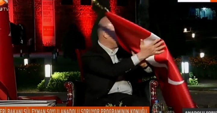 Süleyman Soylu’nun kafasına bayrak düştü