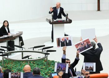 Milletvekilleri, AKP’li Bakan Soylu’ya uyuşturucu baronları ile olan fotoğraflarını fırlattı