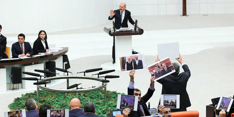 Milletvekilleri, AKP’li Bakan Soylu’ya uyuşturucu baronları ile olan fotoğraflarını fırlattı