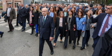 Kılıçdaroğlu, Adalet Bakanlığı önünde: Evlatlarımız için adalet istiyoruz