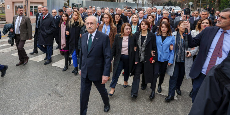Kılıçdaroğlu, Adalet Bakanlığı önünde: Evlatlarımız için adalet istiyoruz