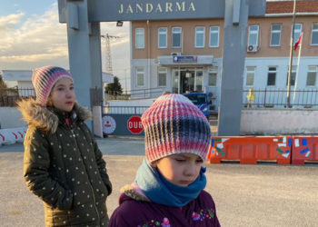 KHK’lı anne babaları gözaltına alındı, iki yavru tedirgin şekilde karakolun önünde bekliyor