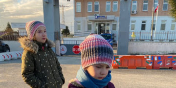 KHK’lı anne babaları gözaltına alındı, iki yavru tedirgin şekilde karakolun önünde bekliyor