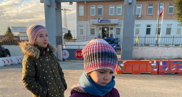 KHK’lı anne babaları gözaltına alındı, iki yavru tedirgin şekilde karakolun önünde bekliyor