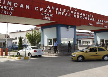 Cezaevi girişinde iki küçük kızının çıplak aranmasına karşı çıkan anneye 6 ay görüş yasağı