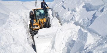 Hakkari’deki 43 yerleşim biriminin yolu açıldı