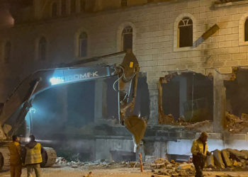 AKP cami yıkan parti olarak tarihe geçecek: 27 yıllık cami, gece geç saatlerde iş makineleriyle yıkıldı