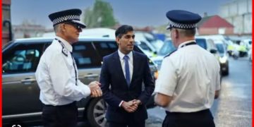 Polis, emniyet kemeri takmayan İngiltere Başbakanına ceza kesti