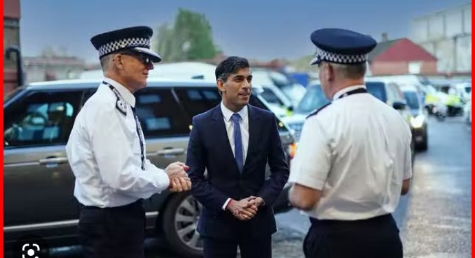 Polis, emniyet kemeri takmayan İngiltere Başbakanına ceza kesti