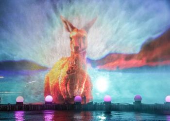 Kanberra’da göl üzerinde Işıklar isimli ışık gösterisinden büyüleyici kareler