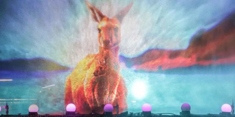 Kanberra’da göl üzerinde Işıklar isimli ışık gösterisinden büyüleyici kareler