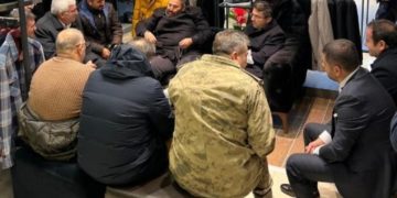 Vali Memiş, fotoğrafı savundu: Devlet adamlığını sizden mi öğreneceğiz?