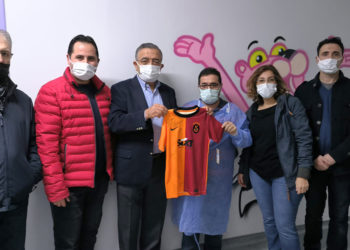 CHP’li Tanrıkulu’ndan kanser tedavisi gören Yusuf Kerim’e imzalı Galatasaray forması