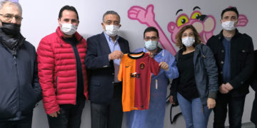CHP’li Tanrıkulu’ndan kanser tedavisi gören Yusuf Kerim’e imzalı Galatasaray forması