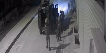 Nusaybin’de yöresel kıyafet giyen biri çocuk 2 gence polis şiddeti