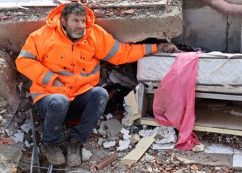 Depremde kaybettiği kızının elini bırakmadı