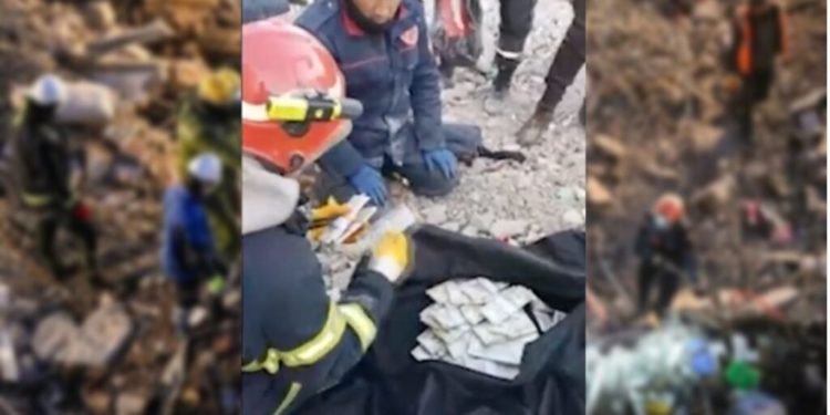 Arama kurtarma ekibi enkazdan 2 milyon dolar buldu