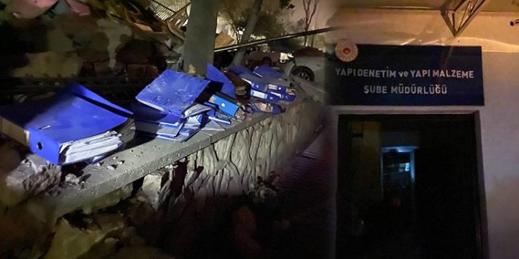 Deliller karartılmasın diye avukatların nöbet tuttuğu binaya 2 savcı geldi