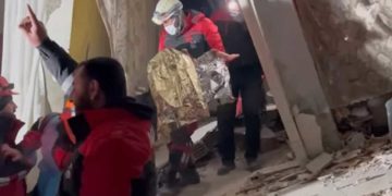 Bebeği kurtarmak için kolunu kestiren depremzede hastanede vefat etti