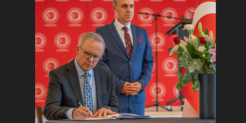 Başbakan  Albanese, depremzedelerin anısına açılan taziye defterini imzaladı: Acıları burada hissediyoruz