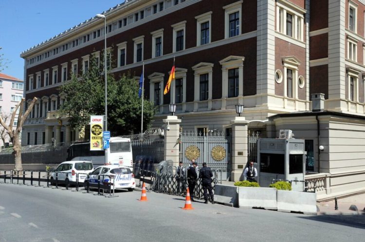 Almanyanın İstanbul Başkonsolosluğunda şüpheli paket, polis tarafından kontrollü olarak patlatıldı. (Fotoğraf : Mustafa Özdabak)