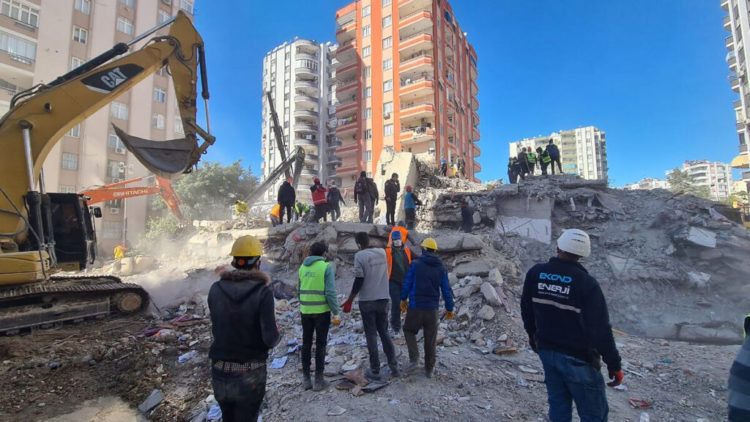 Kahramanmaraş merkezli depremlerden etkilenen Adana yurt mahallesinde arama kurtarma çalışmaları devam ediyor.