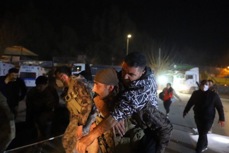 Akşam saatlerinde Hatay merkezli meydana gelen 6.4 büyüklüğündeki depremde bazı binalar yıkıldı, enkazlardan kurtarılan yaralılar sağlık merkezlerine taşındı. (Efekan Akyüz - Depo Photos)