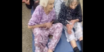 Görüntüler infiale neden oldu: Bakımevindeki yatalak vatandaşlar kar altında yardım bekliyor