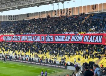 Fenerbahçe tezahüratı: Yalan yalan yalan, dolan dolan dolan, 20 sene oldu istifa ulan!