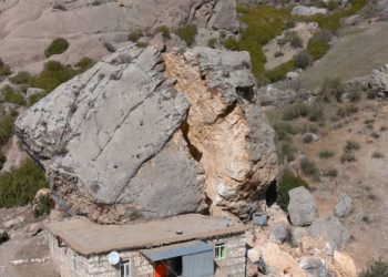 Adıyaman’da dev kayalar köye düştü: Ortadan ayrılan kaya havadan görüntülendi