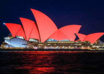 Avustralya’dan bir jest daha: Sydney Opera binasına bugün deprem kurbanları için siyah bant yansıtılacak