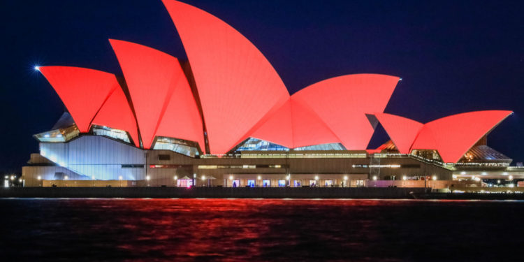 Avustralya’dan bir jest daha: Sydney Opera binasına bugün deprem kurbanları için siyah bant yansıtılacak