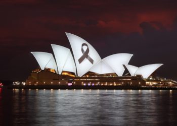 Ünlü Sydney Opera binasına, depremde hayatını kaybedenler için siyah kurdele