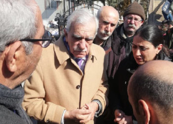 Depremde 17 yakınını kaybeden Ahmet Türk: Ortada devlet diye bir şey yok