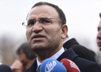 Bekir Bozdağ’ı protesto eden depremzedeler gözaltına alındı