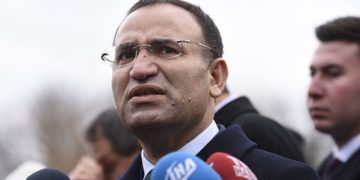 Bekir Bozdağ’ı protesto eden depremzedeler gözaltına alındı