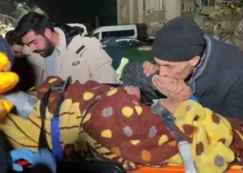 Aç kapıyı anne:Enkazdan kurtarılan çifte ilk müdahaleyi sağlık çalışanı kızları yaptı