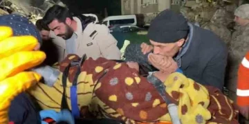 Aç kapıyı anne:Enkazdan kurtarılan çifte ilk müdahaleyi sağlık çalışanı kızları yaptı