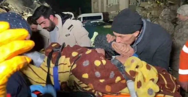 Aç kapıyı anne:Enkazdan kurtarılan çifte ilk müdahaleyi sağlık çalışanı kızları yaptı