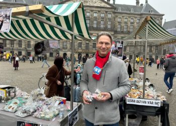 Amsterdam’ın ünlü Dam Meydanı’nda depremzedelerle dayanışma kermesi