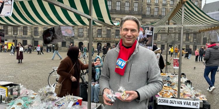 Amsterdam’ın ünlü Dam Meydanı’nda depremzedelerle dayanışma kermesi