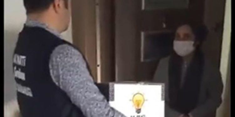 Eski Bakan Fikri Sağlar: Vatandaşın yolladığı yardım kolilerine AKP logosu yapıştırıyorlar