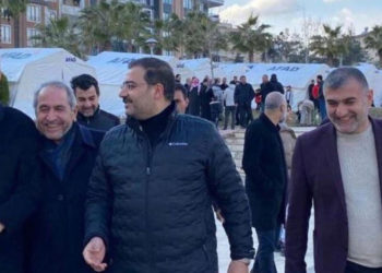 AKP’liler deprem bölgesinde kahkaha atıyor. Hiçmi utanmıyor sunuz?