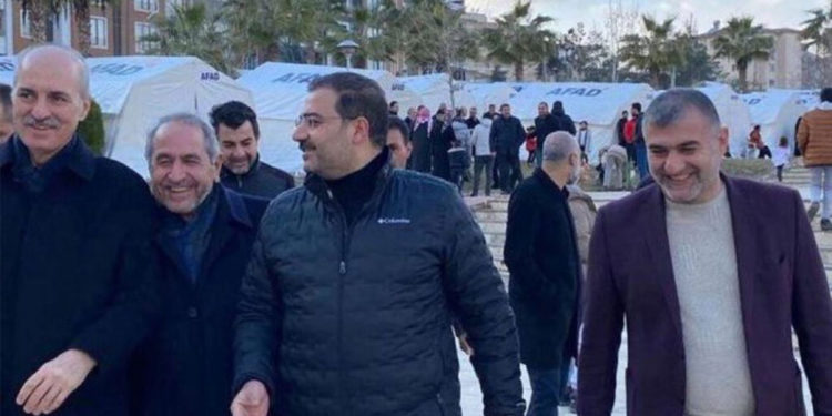 AKP’liler deprem bölgesinde kahkaha atıyor. Hiçmi utanmıyor sunuz?