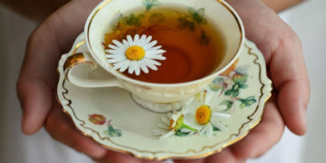 Papatya çayı, gece uyku öncesi hem beyne iyi geliyor hem mideye…