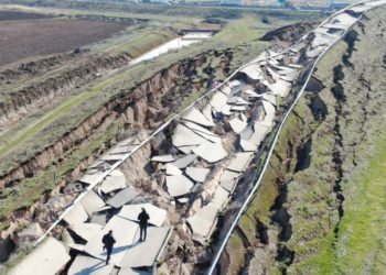 7.7’lik depremin merkezi Pazarcık’tan yolda devasa çatlaklar oluştu