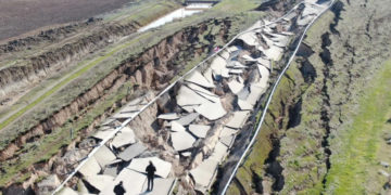 7.7’lik depremin merkezi Pazarcık’tan yolda devasa çatlaklar oluştu