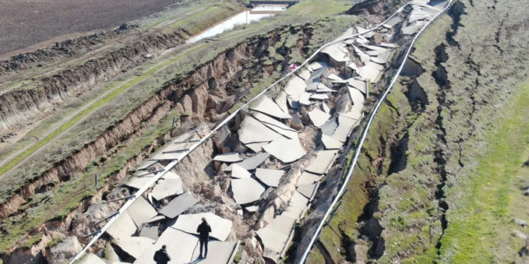 7.7’lik depremin merkezi Pazarcık’tan yolda devasa çatlaklar oluştu