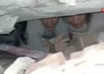 Diyarbakır’da, enkaz altında ağlayan bebek, annesi ve iki kişinin hayatını kurtardı